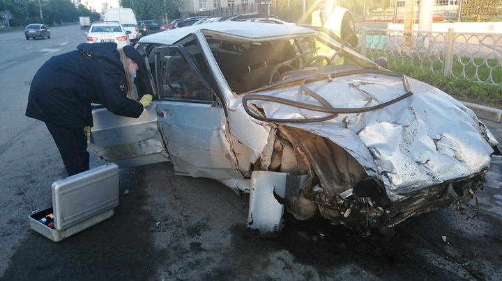 Два подростка из Екатеринбурга разбились на угнанной машине