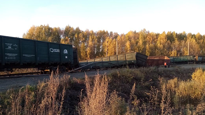 Под Екатеринбургом грузовой поезд сошёл с рельсов