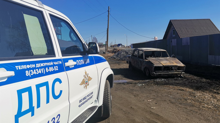 Уральские полицейские спасли водителя из горящей машины
