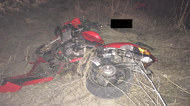 На Полевском тракте мотоциклист врезался в знак и погиб