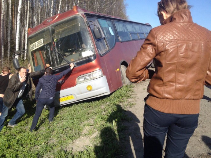 Спасали всем миром: под Екатеринбургом автобус вылетел в кювет