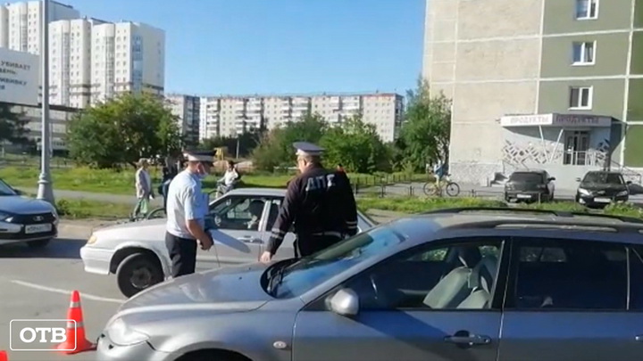 В Екатеринбурге 14-летний велосипедист попал под колеса «Мазды»