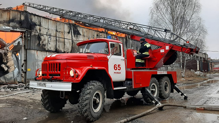 В Первоуральске спустя 7,5 часов потушили пожар в ангаре