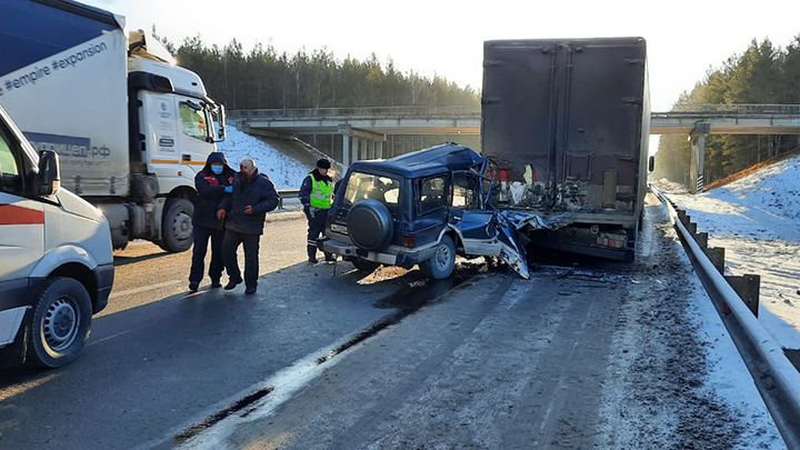 На Челябинском тракте пьяный водитель въехал в грузовик