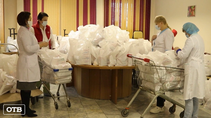700 продуктовых наборов активисты вручили врачам 40-й больницы Екатеринбурга