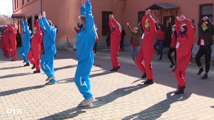 В Екатеринбурге волонтёры провели зарядку в честь Всемирного дня здоровья 