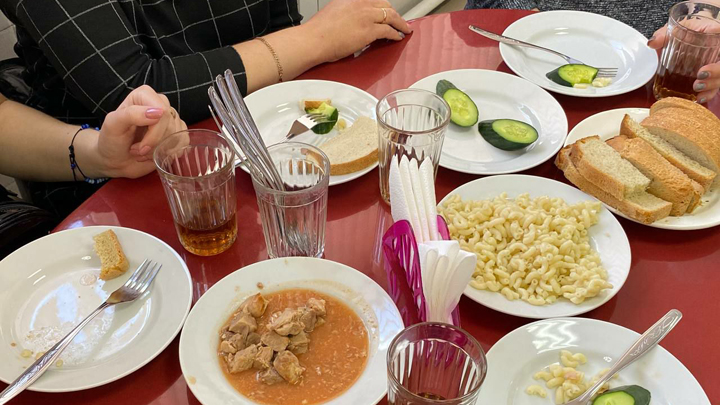 В Екатеринбурге родители провели дегустацию школьного питания