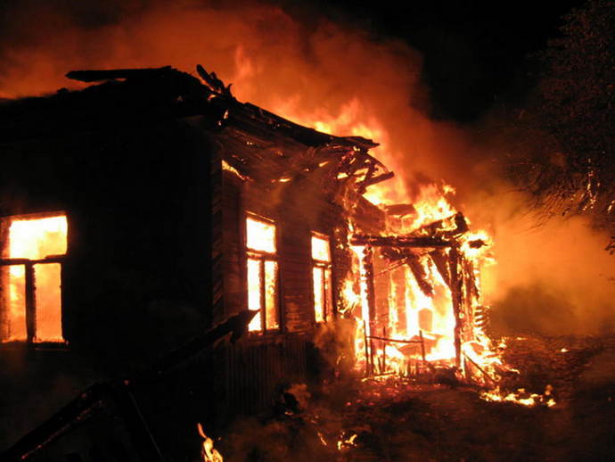 В Екатеринбурге два ребёнка едва не сгорели заживо на пожаре