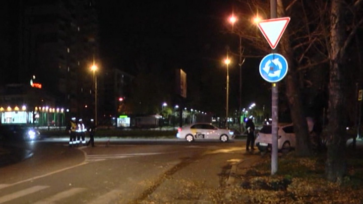 В Екатеринбурге пешеход пострадал от падения дорожного знака