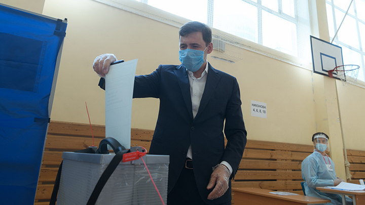 Евгений Куйвашев принял участие в голосовании по поправкам в Конституцию