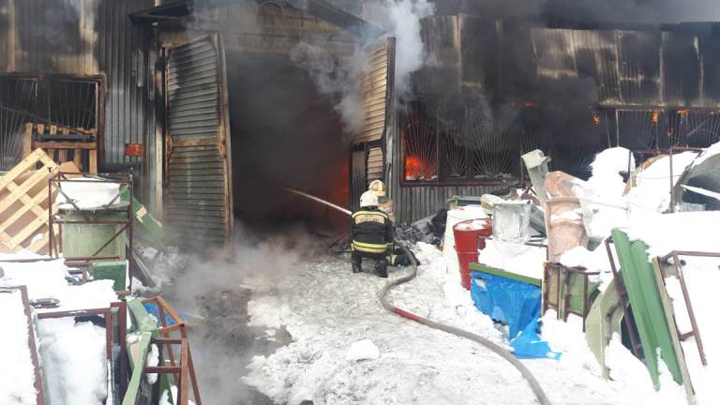 Пожар на Маневровой в Екатеринбурге тушили 60 спасателей