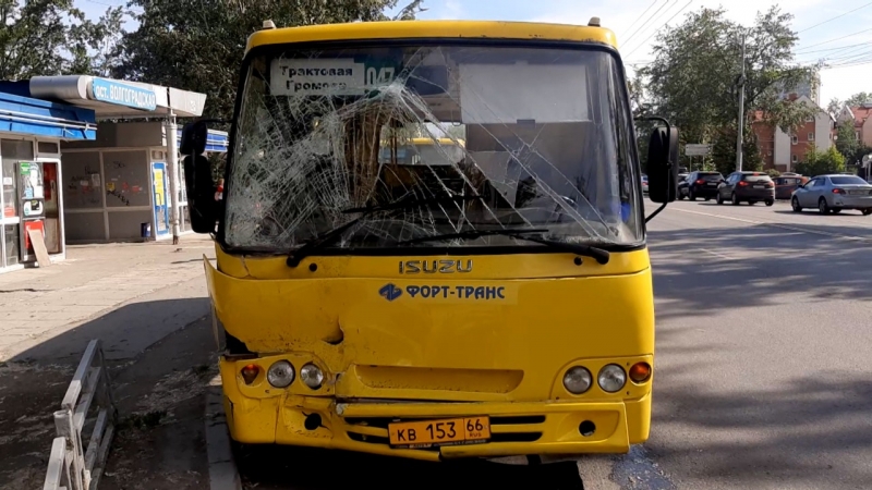 В Екатеринбурге на «Волгоградской» столкнулись автобусы: три пассажира пострадали