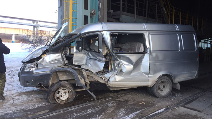 В Каменске-Уральском поезд атаковал пассажирскую «Газель»