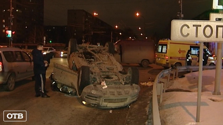 В Екатеринбурге легковушка перевернулась после столкновения с фургоном