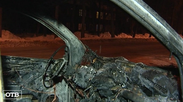 В Екатеринбурге два автомобиля сгорели в результате ДТП