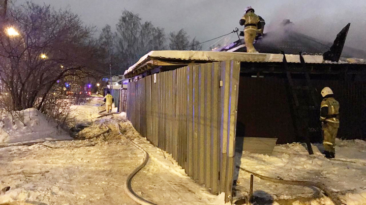 В Екатеринбурге рано утром сгорел жилой дом на улице Шаумяна