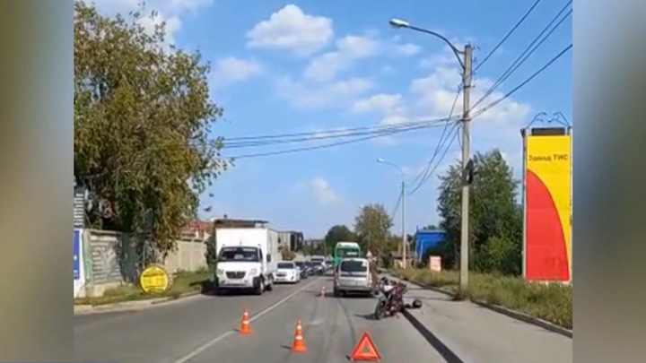 В Екатеринбурге 16-летний мотоциклист попал под колеса легкового автомобиля