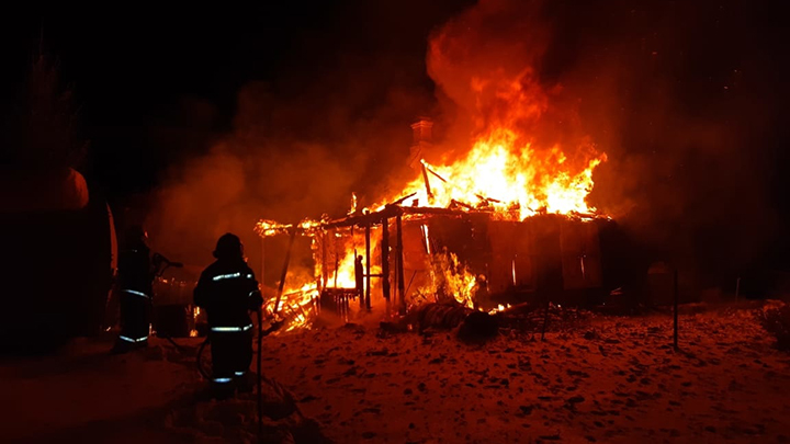 Под Екатеринбургом горел дом в коллективном саду «Огнеупорщик»