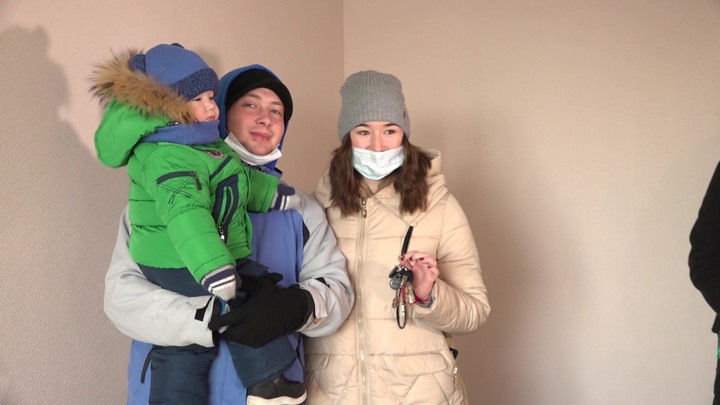 Свердловские дети-сироты получили ключи от новых квартир
