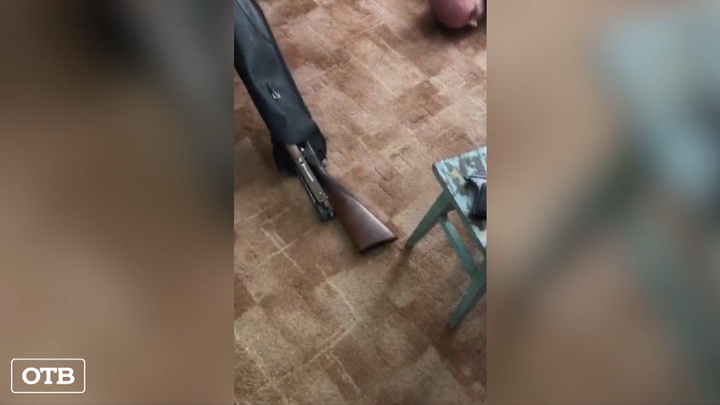 В Нижнем Тагиле подозреваемый в незаконном хранении оружия спрятался от полицейских в шкафу