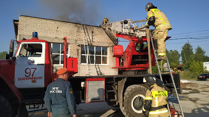 Серьёзный пожар: в Арамиле загорелось здание лесопилки