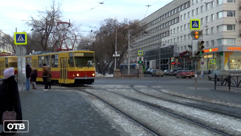 Рука висит и синеет: в Екатеринбурге женщину зажало дверями в трамвае