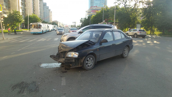 В центре Екатеринбурга машина въехала в пешеходов после ДТП