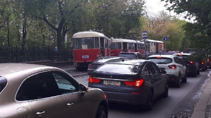 В центре Екатеринбурга трамвай № 13 сошёл с рельсов и снёс ограждение остановки