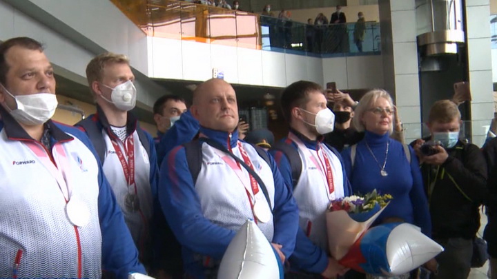 В Екатеринбурге встретили паралимпийских чемпионов по волейболу сидя