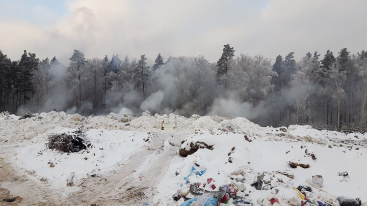 Власти Екатеринбурга потушат тлеющую свалку с помощью снега
