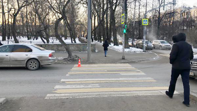 В Екатеринбурге мужчина и школьница попали в ДТП, переходя дорогу на красный