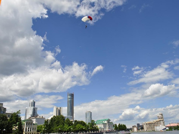 В Екатеринбурге в городской пруд десантировались парашютисты