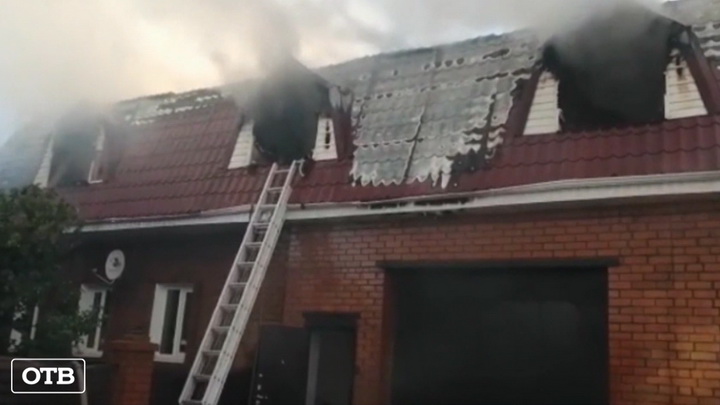 В Ивделе при пожаре в жилом доме погибли два человека