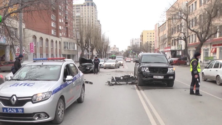 В Екатеринбурге столкнулись три иномарки, пострадал один из водителей