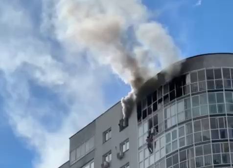 В Екатеринбурге на Союзной горит квартира на 21 этаже