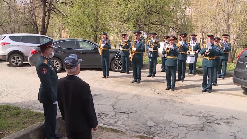 В Новоуральске ветеранам устроили праздничный концерт во дворе