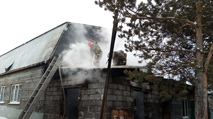Крупный пожар в Белоярском: горел ангар с техникой