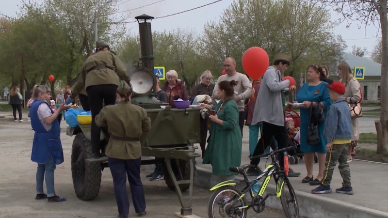 Уральцам приготовили армейскую кашу на полевой кухне времен ВОВ