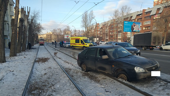 В Екатеринбурге «Приора» сбила пешеходов, один из них погиб