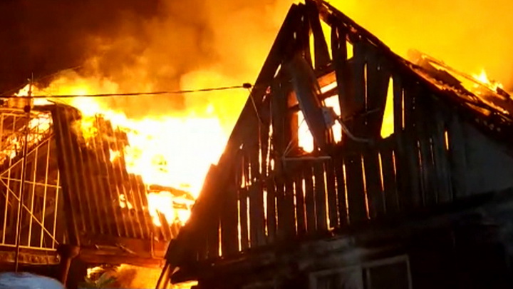 В Екатеринбурге разгорелся крупный пожар в СНТ «40 лет Октября»