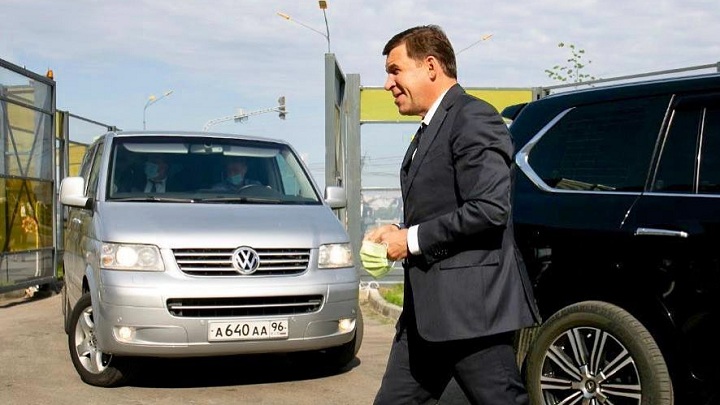 Власти Екатеринбурга передали 24 своих машины медикам на ковидные вызовы