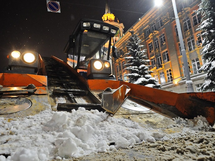 В Екатеринбурге в ночь на 18 декабря эвакуируют машины, мешающие уборке снега: большой список улиц