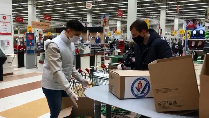 Члены свердловского Избиркома закупили продукты для нуждающихся семей