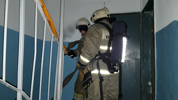 В Ирбите из-за пожара в пятиэтажке временно переселили 120 человек