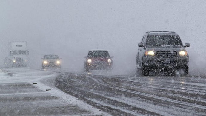 Свердловских водителей призвали отказаться от поездок из-за снегопадов