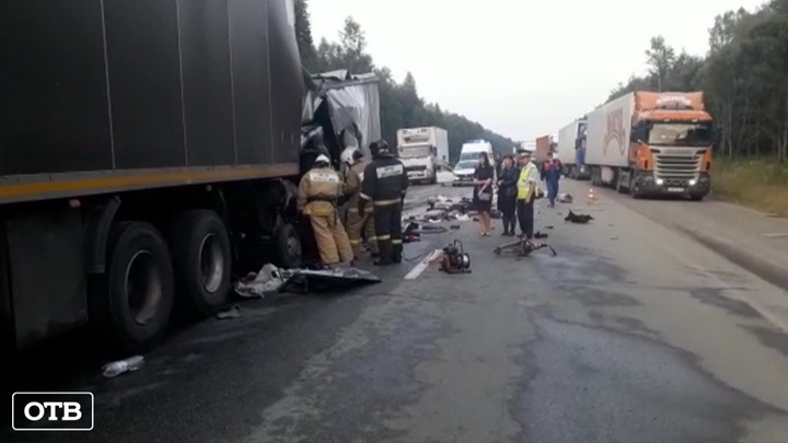 На трассе Екатеринбург – Пермь столкнулись три грузовика