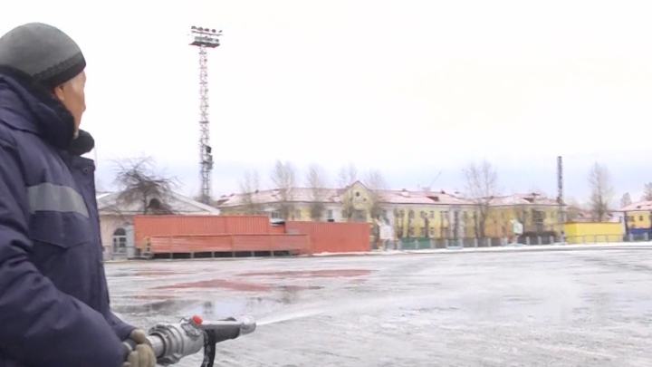 10 000 ледяных кв. м: в Свердловской области начали заливать первый открытый каток