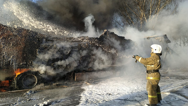 Крупный пожар на уральской трассе: сгорели три фуры