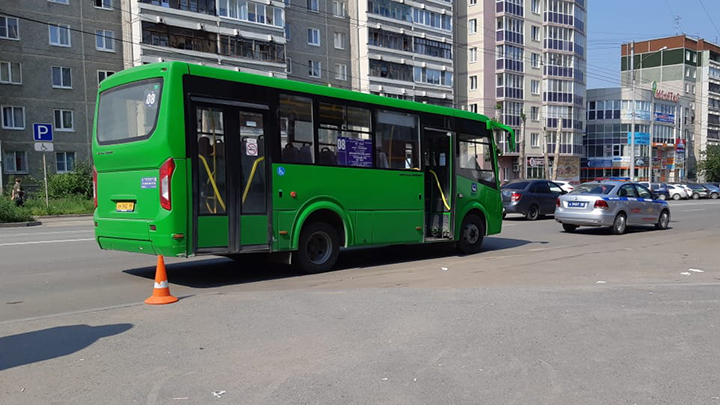 В Екатеринбурге 17-летняя девушка выпала из автобуса