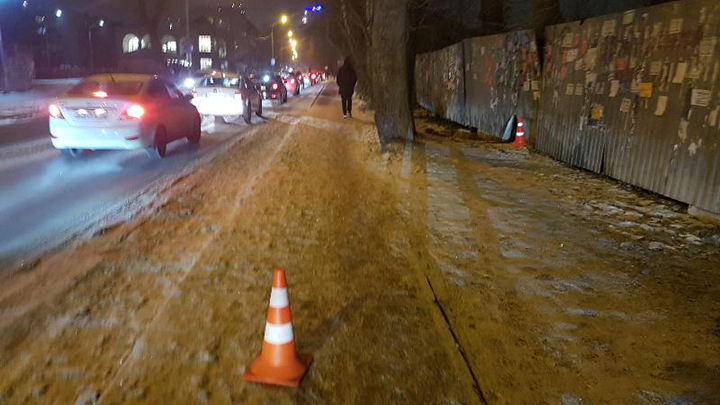 В Екатеринбурге «Пассат» сбил пешехода и врезался в забор